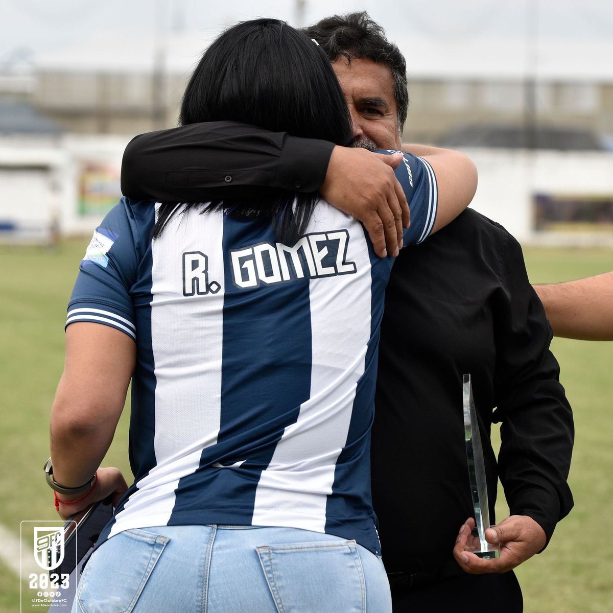 AsoGuayas's tweet photo. Homenaje de @9deOctubrefc ofrecimiento del acto a cargo de @RossyGomezA @daloes10 a @PICHI_FLOR principal de AsoGuayas quien fue nombrado PRESIDENTE HONORÍFICO del "Súper 9" https://t.co/tPd7W9TT6O