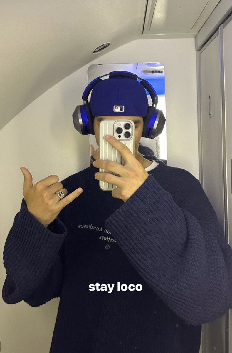 KIEELEYJONES's tweet photo. ki im ki, i was on cloud9 reluctantly! quote with your airport/flight selfie and/or your carry on items. mine was my partner, headphones and some reeses. like this for a dm and if you were on my flight and saw me hit my head on overhead bin? no you didnt. #SNOW9LMS https://t.co/Du5ZT9NDvO