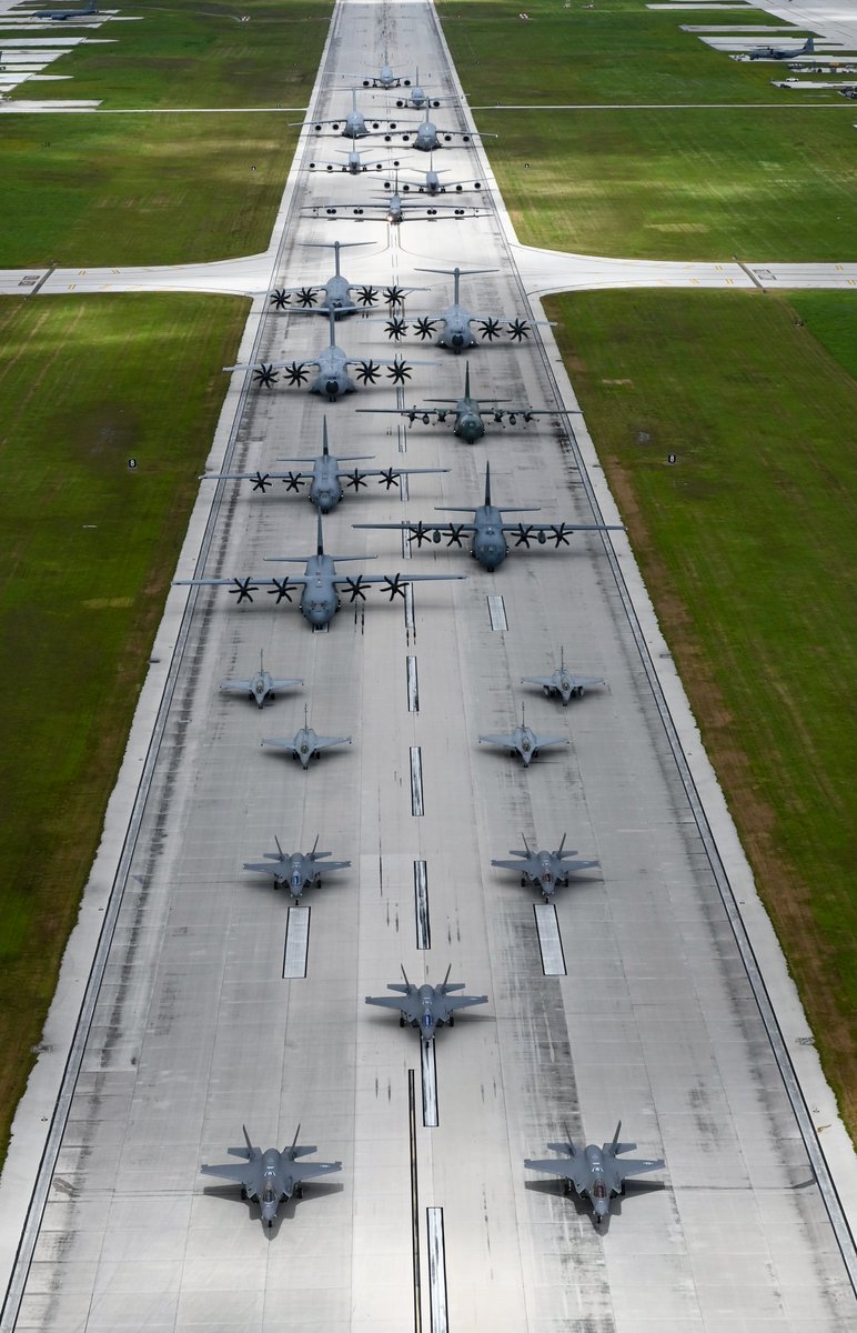 citrain64's tweet photo. 미 공군, 괌(Guam) Anderson 기지에서
최대 무장 동시 이륙(elephant walk) 훈련 ��시. https://t.co/jAfHvAqYcS