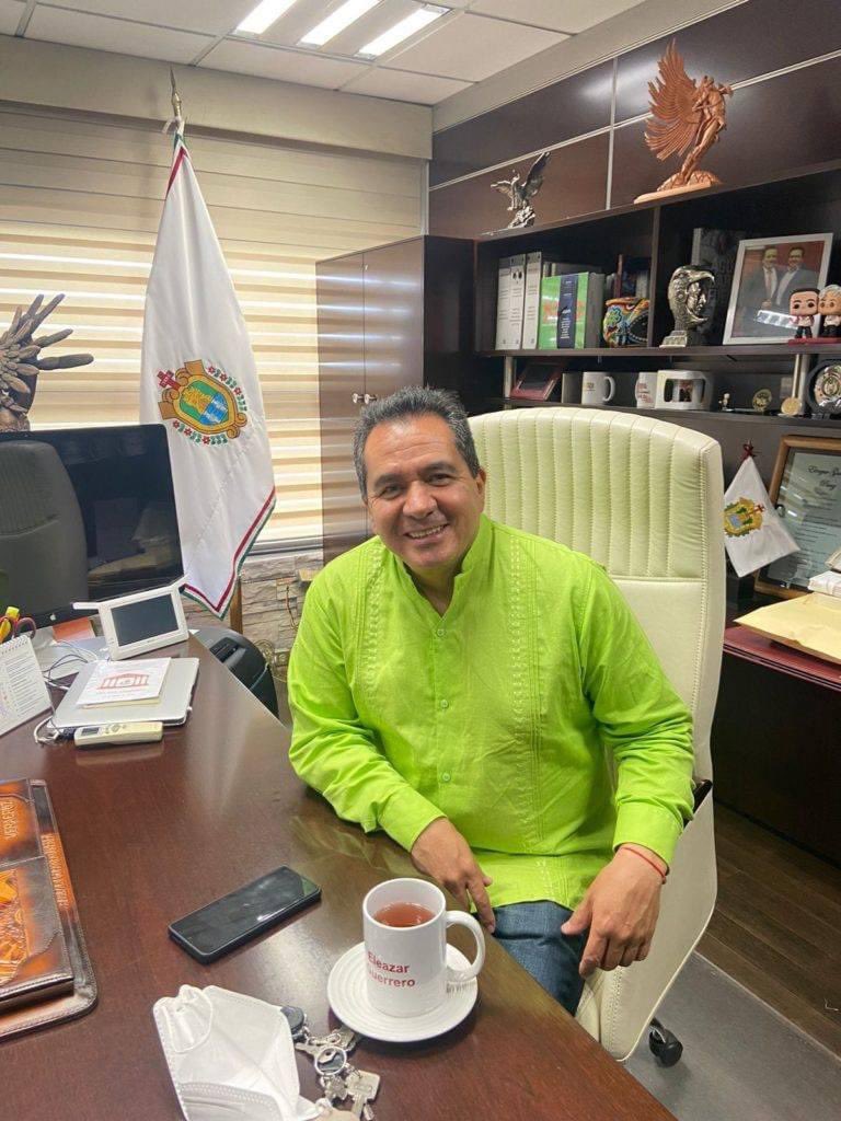 cguerreromtz's tweet photo. Extra, extra: Nos comentan trabajadores de SSP en Veracruz: "Somos un grupo de empleados de la @SP_Veracruz  y estamos cansados de tanto ajetreo político del que estamos siendo objeto. En primera, con movilizaciones a la #CiudaddeMéxico en apoyo a diversas convocatorias del presidente @lopezobrador_  caminatas para difundir y correr la voz de las propuestas de @Claudiashein Sheinbaum; tequios a diversos municipios del estado de #Veracruz; pintado de bardas dentro y fuera de la capital; movilizaciones al #EstadodeMéxico, rodadas ciclistas convocadas por el Gobernador @CuitlahuacGJ en respaldo del Secretario de Gobierno, @EricCisnerosB organizaciones de comidas y eventos privados de Eleazar Guerrero Pérez y de sus hijos Nitzia y Eleazar Jr. y ahora censos a domicilios casa por casa recolectando datos de @INEMexico de la gente para apoyar en la próxima encuesta a la próxima candidata @rocionahle y esto operado por el Ing. Carlos Alberto Hernández Sánchez, exsecretario técnico de la #SSP. 
Cabe recalcar que todos estos movimientos son sufragados por nosotros mismos y bajo amenazas de que si no apoyamos, seremos despedidos y despedidas. Hacemos un atento llamado para que la gente se dé cuenta del nivel de porquería que es el grupo de @PartidoMorenaMx en #Veracruz".