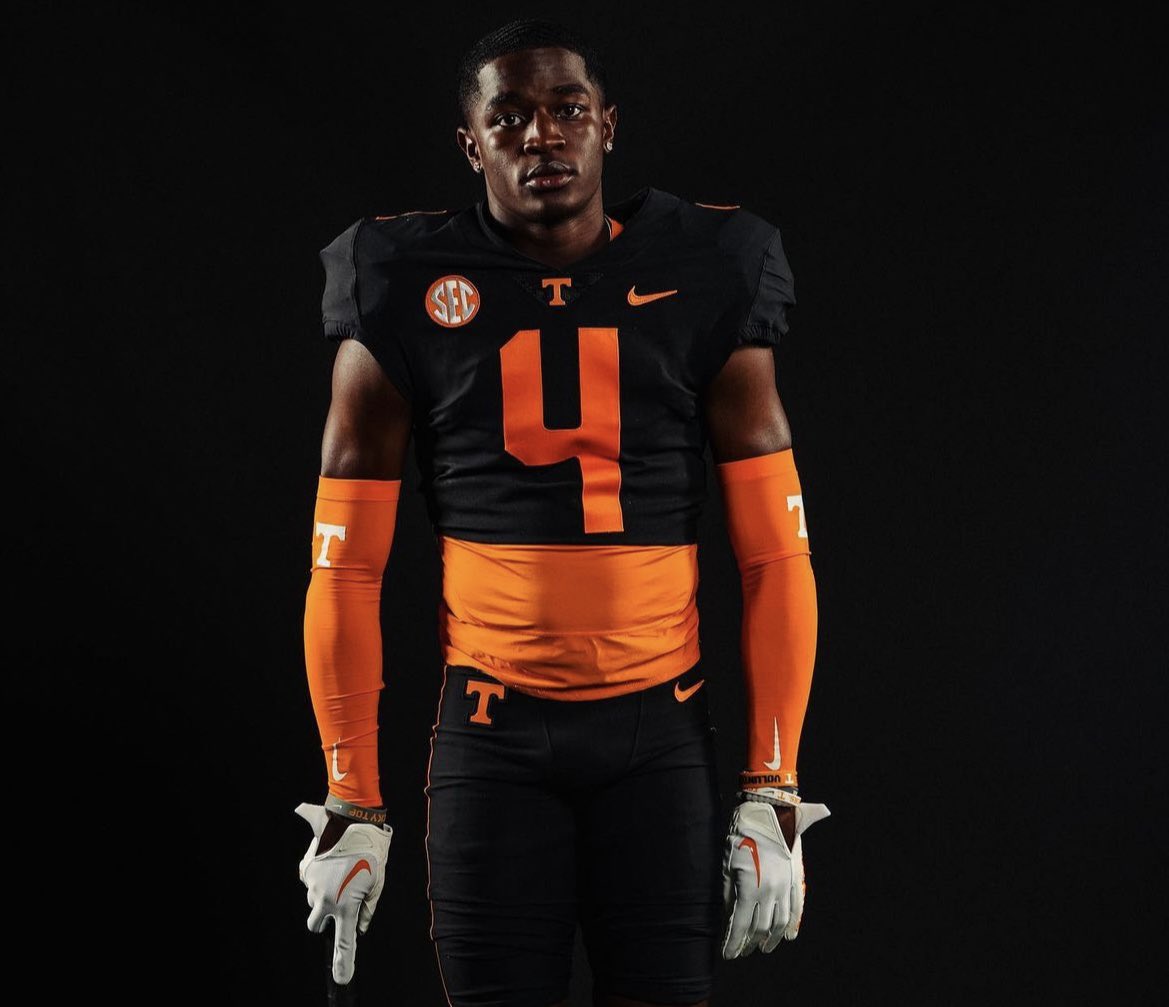 More_Issues's tweet photo. BREAKING: 5⭐️ WR Mike Matthews (@mike1matthews) has committed to Tennessee.🍊 https://t.co/PVBCYqxRMC