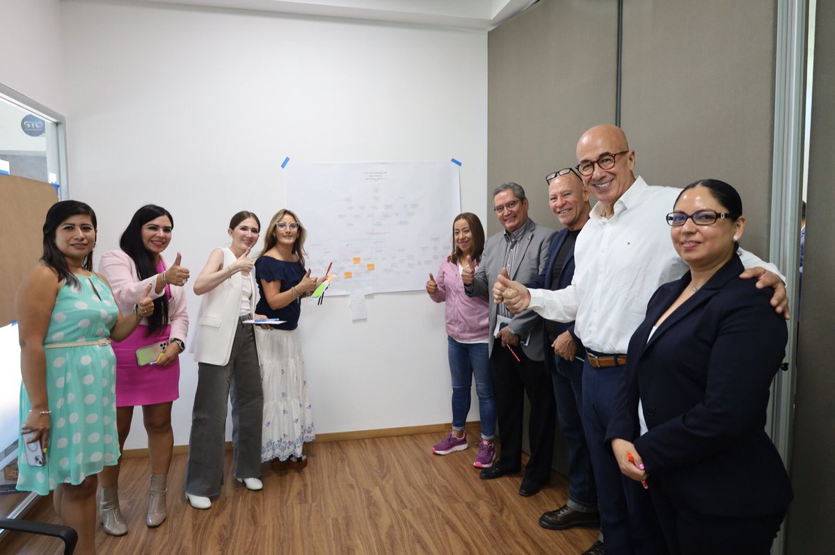 GracielaAmaro22's tweet photo. Revisamos los retos que debemos atender en el futuro en temas de salud con representantes de este sector. Gracias Secretario @DrDanielDiazGto Diputado @ectorjaime por su colaboración en este taller para el #PlanGTO #Level2050 @gobiernogto https://t.co/DlRfVMylix