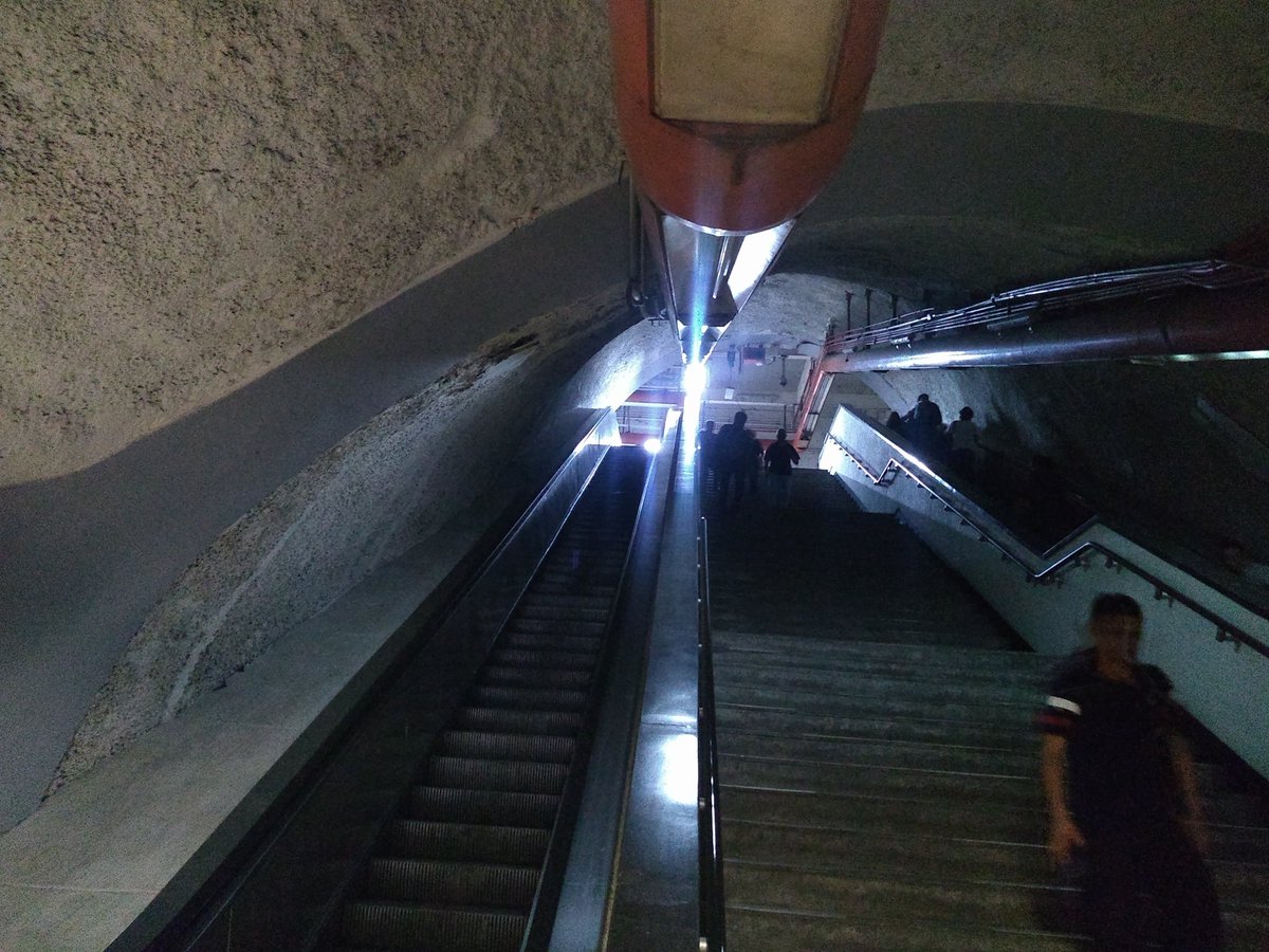 mystery_puppet's tweet photo. @MetroCDMX Pésimo servicio las estaciones a obscuras, las escalares de la línea 7 están igual sin luz y sin funcionar personas de la 3° edad con bastón bajando escaleras porque las eléctricas no sirven y esto en toda la línea no se de qué celebran si su servicio esta del asco https://t.co/wHIvybJa05