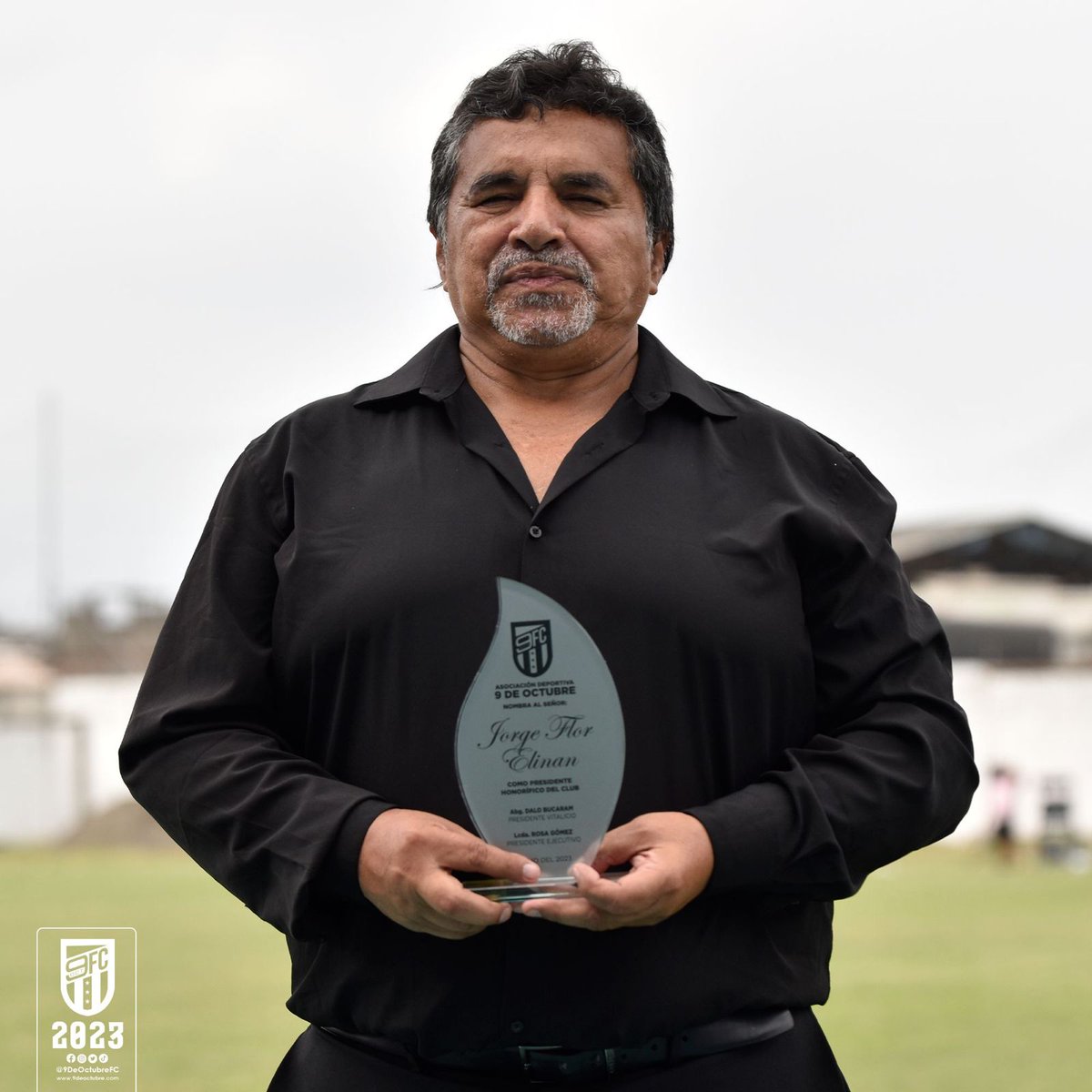 AsoGuayas's tweet photo. Homenaje al presidente de AsoGuayas @PICHI_FLOR por parte de @9deOctubrefc por su larga trayectoria como jugador y presidente fue nombrado #PresidenteHonorifico del "Súper 9" https://t.co/QyBXXalnB6