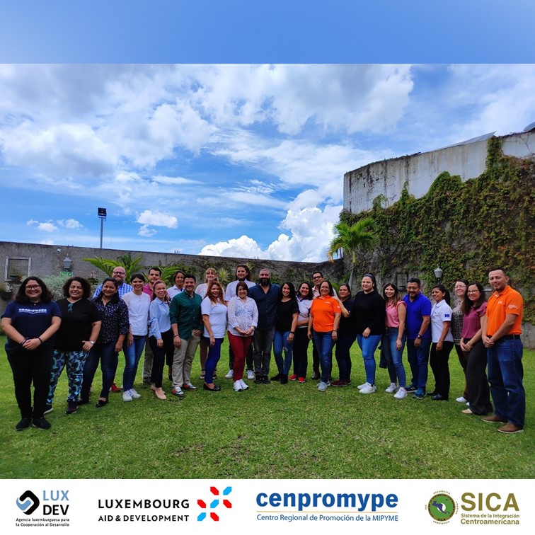 Cenpromype_sica's tweet photo. ✅En el marco de las actividades formativas y de sensibilización dirigidas al equipo de #Cenpromype que se desarrollan con el apoyo del programa de empresarialidad femenina #PREFEM se realizó el taller: enfoque de género y el desarrollo económico y empresarial. https://t.co/r7JSe8wBTS