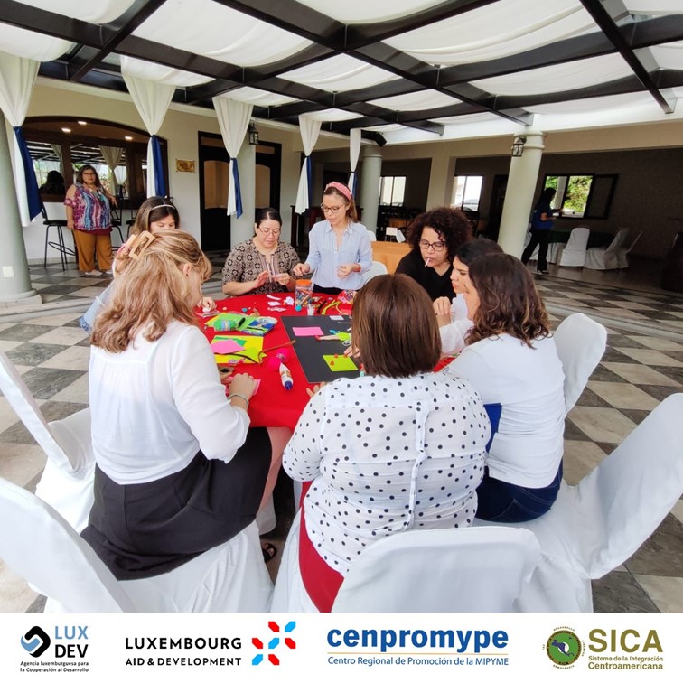 Cenpromype_sica's tweet photo. ✅En el marco de las actividades formativas y de sensibilización dirigidas al equipo de #Cenpromype que se desarrollan con el apoyo del programa de empresarialidad femenina #PREFEM se realizó el taller: enfoque de género y el desarrollo económico y empresarial. https://t.co/r7JSe8wBTS