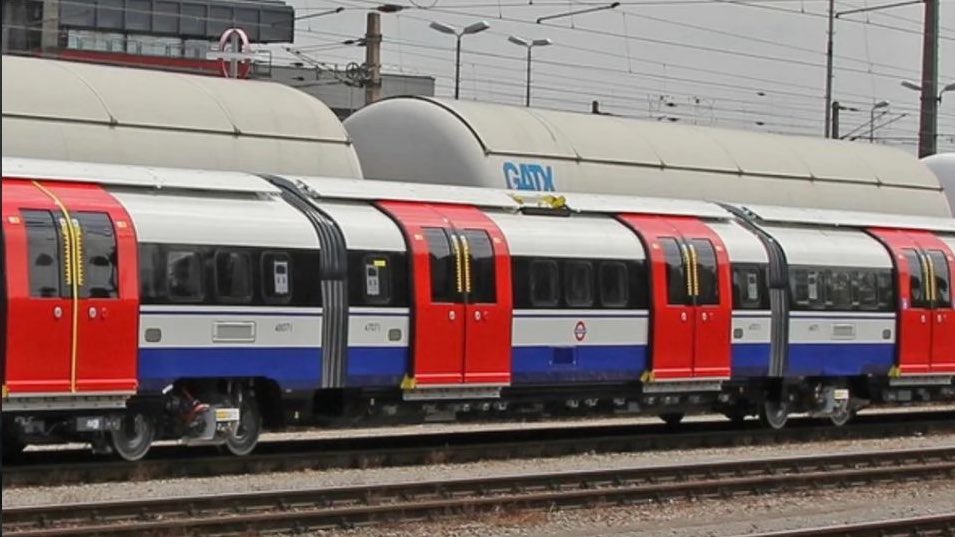 MrTimDunn's tweet photo. Excitingly, pics of @TfL’s new tube train for Piccadilly appeared on Reddit tonight. Show first @SiemensMobility unit in Germany ahead of testing. Note walk-thru articulated (&amp; wider, cos shorter) cars to increase capacity. Aircon will use much space below. Due in service 2025. https://t.co/jcPkSrEDbS