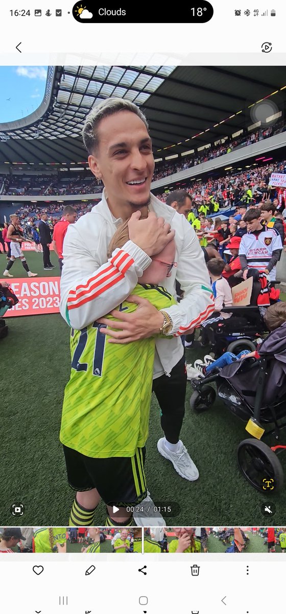 One happy girl tonight ! <a href="/antony00/">Antony Santos</a> absolutely made her day! ❤️🤍🖤 #ManchesterUnited <a href="/ManUtd/">Manchester United</a> <a href="/MU_Foundation/">Manchester United Foundation</a>