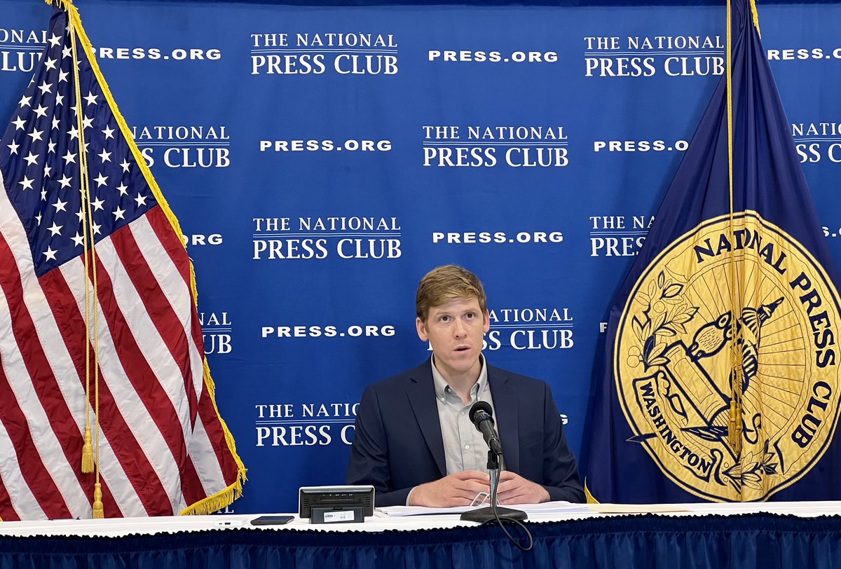 .@WSJ reporter Evan Gershkovich has been detained in Russia for 16 weeks simply for doing his job. Jailing a journalist will never silence their work. I was proud to participate in the 24 hour Read-a-thon of Evan’s stellar reporting at @PressClubDC today. #IStandWithEvan