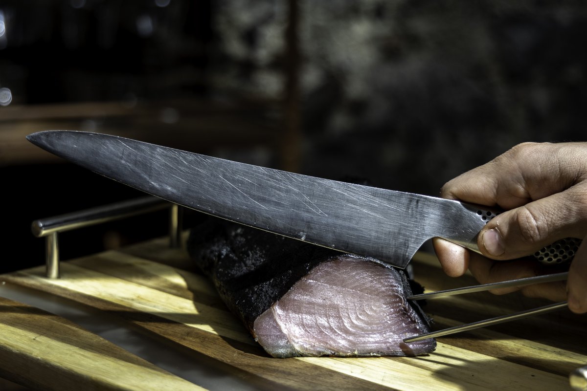 limosnerosmx's tweet photo. Nuestro Jamón de Atún curado en sal requiere un proceso de 6 meses para obtener su distintiva textura y sabor. Elaborado con pesca de Ensenada, sigue una técnica similar al jamón ibérico: se cura en cama de sal, se cubre por completo y se seca. https://t.co/IszkQw1QZV