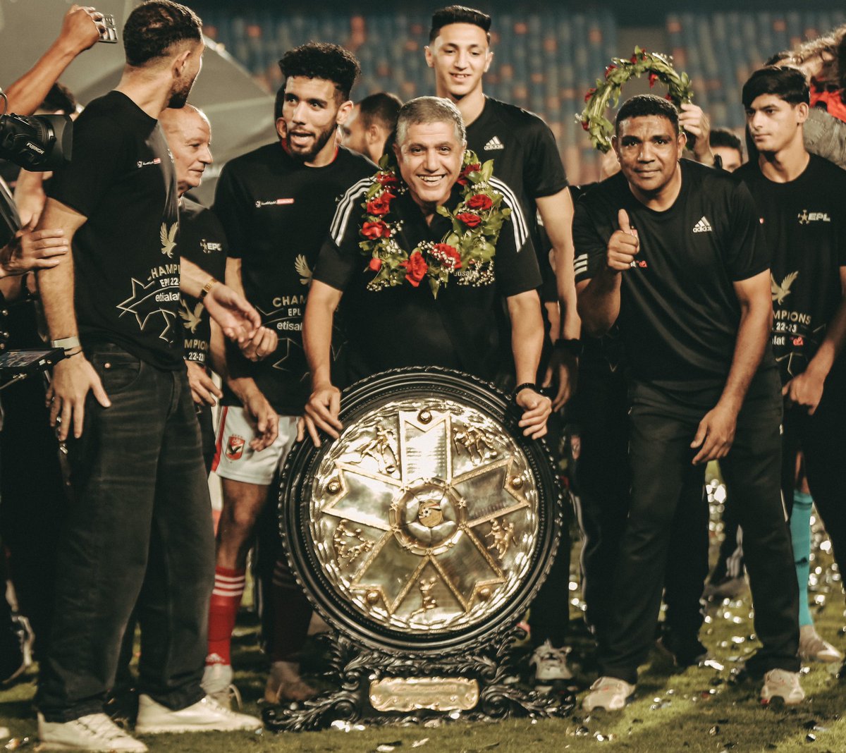 AlAhly's tweet photo. احتفالات ابطال الدوري مستمرة 🏆🙌🦅 https://t.co/EUUG6YYVGJ