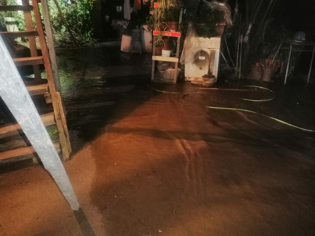 iam_camilo's tweet photo. @esval_chile AYUDA, EN AVENIDA EL TRABAJADOR 1298, QUILPUE, RUPTURA DE MATRIZ, LOS TELEFONOS NO CONTESTAN https://t.co/QmLAnYg966