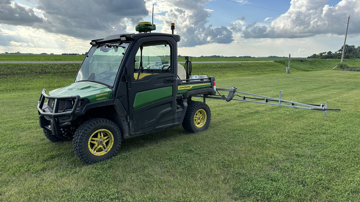 MatthewCKrueger's tweet image. Little yard spraying at the house. It isn’t an #ExactApply but it’ll do the job. #JohnDeere #spray23