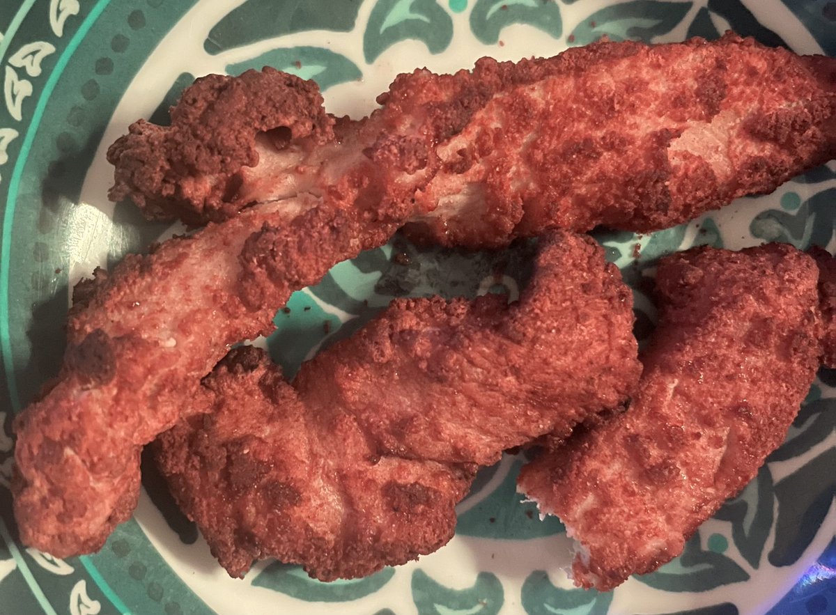 IntrovertLatina's tweet photo. I am not sure if Anyone has tried this @RealGoodFoods . This is actually good. I ate them with Wingstop ranch :P . Airfried 400F 10min. (Do Not Microwave!! I am pretty sure they will be SOGGY!!) #lowcarb #RealGoodFoods https://t.co/nM49RGAzEP