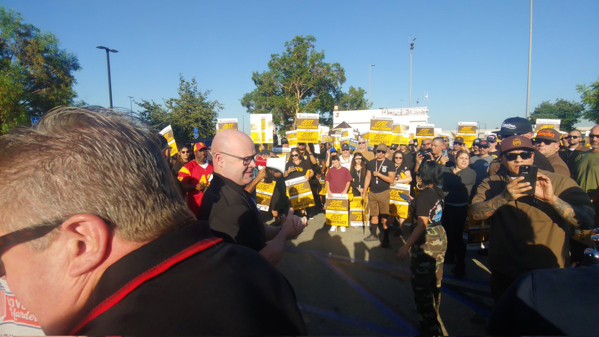 KINFOKESFINEST's tweet photo. Showing UPS we stand United. Better Wages, &amp; Better working conditions! Shouldn't be too much to ask, of a Company. That made billions off our sacrifices. Thanks to our great leadership, @TeamsterSOB . We are proud @Teamsters . 20+ Year Teamster, &amp; 18 + Years STEWARD.💪💪💪 👂US! https://t.co/M4dWvBHCC3
