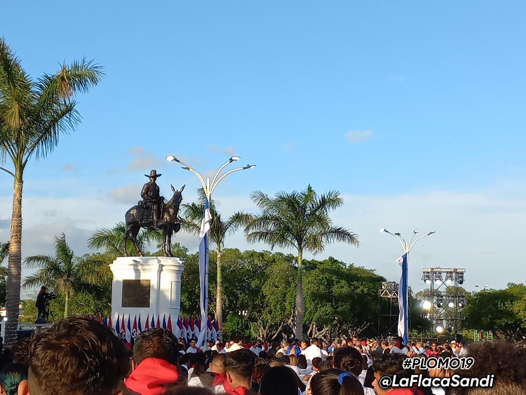 Aquí esta el pueblo, conmemorando un año más de nuestro triunfo.

SANDINO VIVE ✊🏻❤️🖤
#4419SiempreMasAlla #PLOMO19