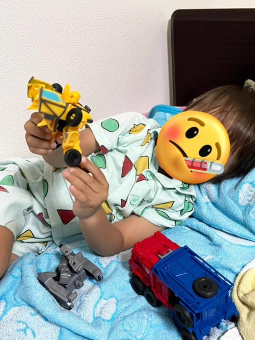 発熱2日目の我が子に欲しがっていたバンブルビーをプレゼント。まだまだ本調子じゃないけど寝っ転がりながら遊んでます。 #HAL成長日記