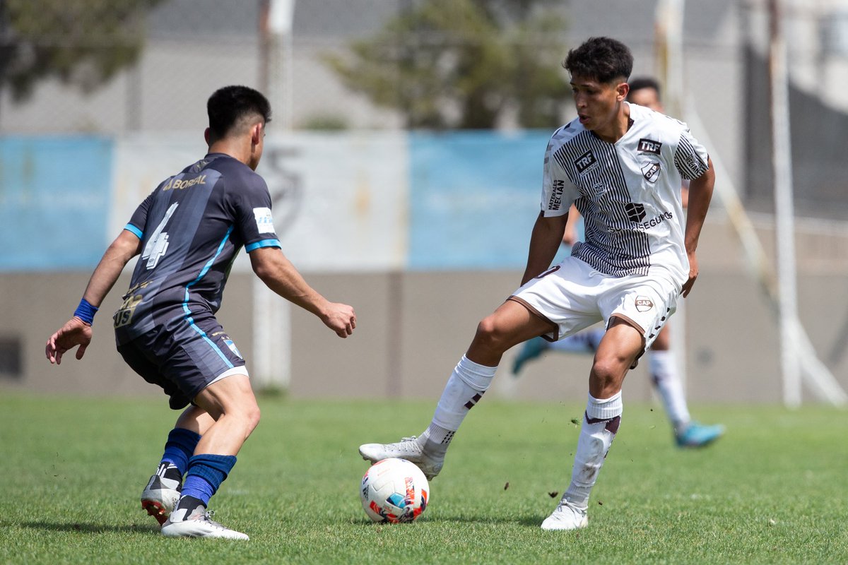 caplatense's tweet photo. Facundo Viveros, un nuevo despojo vivido por nuestro club

La Comisión Directiva del Club Atlético #Platense se solidariza y comparte los conceptos vertidos recientemente por el @EdelpOficial en relación a la partida del juvenil Gerónimo Spina al exterior, desbaratando los legítimos derechos de la institución que lo formó, ya que nuestra entidad comprende especialmente la injusticia y el despojo, puesto que ha vivido una situación similar con el jugador de nuestra cantera Facundo Tomás Viveros en los últimos meses.

💻 ➡️ https://t.co/2MyzEgXvqr