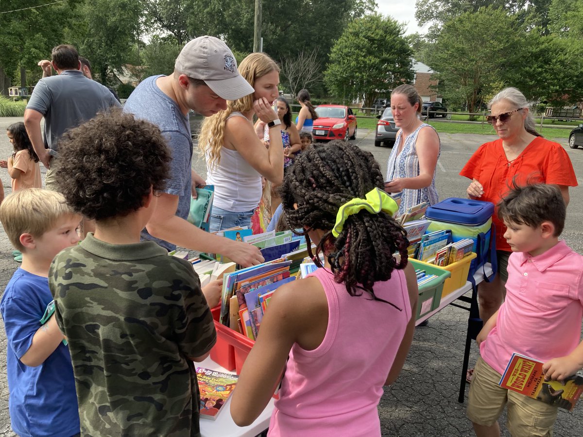 So much fun to give out books to our students during our Reams bookmobile! ⁦@ReamsRams⁩ #inspiredReams #oneccps