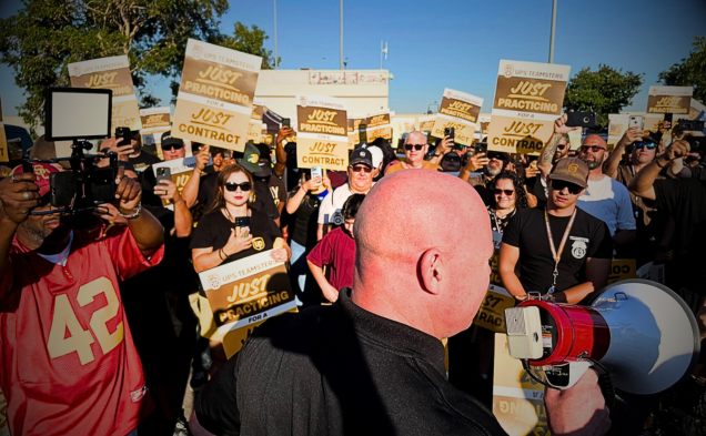 Teamsters's tweet image. 💥UPS BOWS TO TEAMSTER PRESSURE, NEGOTIATIONS TO RESUME NEXT WEEK

As thousands of @UPS #Teamsters practice picket, rall, and mobilize around the country, UPS bowed today to the overwhelming show of Teamster unity and reached out to the union to resume negotiations. 

#1u