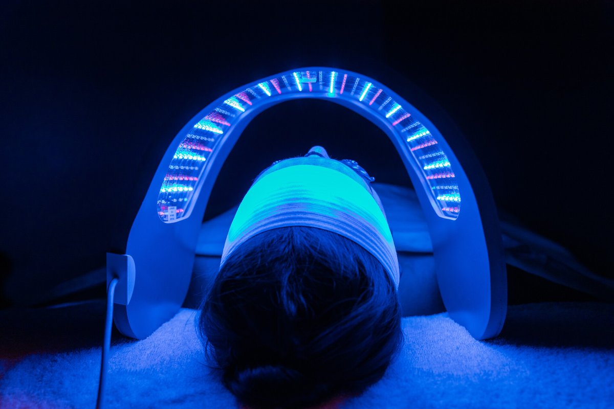 FSToronto's tweet image. Discover the power of Celluma Light Therapy, an LED technology increasing microcirculation while managing skin and pain-related conditions. Visit bit.ly/44Lza3A to learn more and book your appointment. #FSToronto #FourSeasons #FSWellness #WellnessAndBioBar