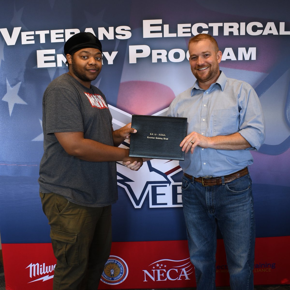 IBEWNECAetA's tweet photo. Diallo Scarver graduated from VEEP and is being welcomed by LU112-NECA JATC Training Director Geoff Arends. He is on his way to his first job assignment! Congrats, Diallo!

Thanks, @milwaukeetool

#VEEP #VEEPSkillBridge #etATraining 
https://t.co/3aTJXFQb6q
@IBEW @necanet https://t.co/bVcdLEUXcb