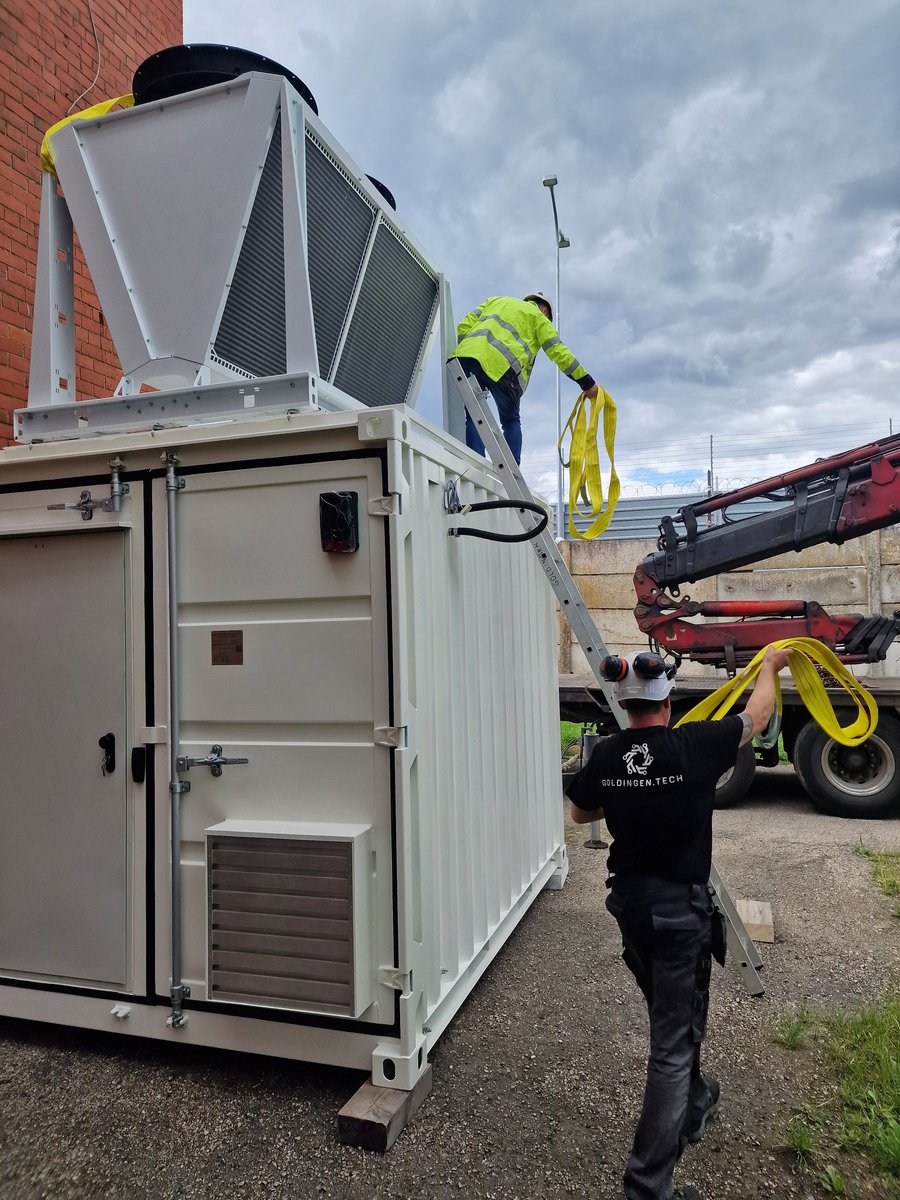GoldingenTech's tweet photo. Final testing phase before deploying the 240kW immersion cooling High-Performance Computing (HPC) data center to our customer site in Norway. This cutting-edge facility incorporates an innovative heat reuse system, the proof of concept for a vertical hydroponic greenhouse. https://t.co/wI0MdtILTg