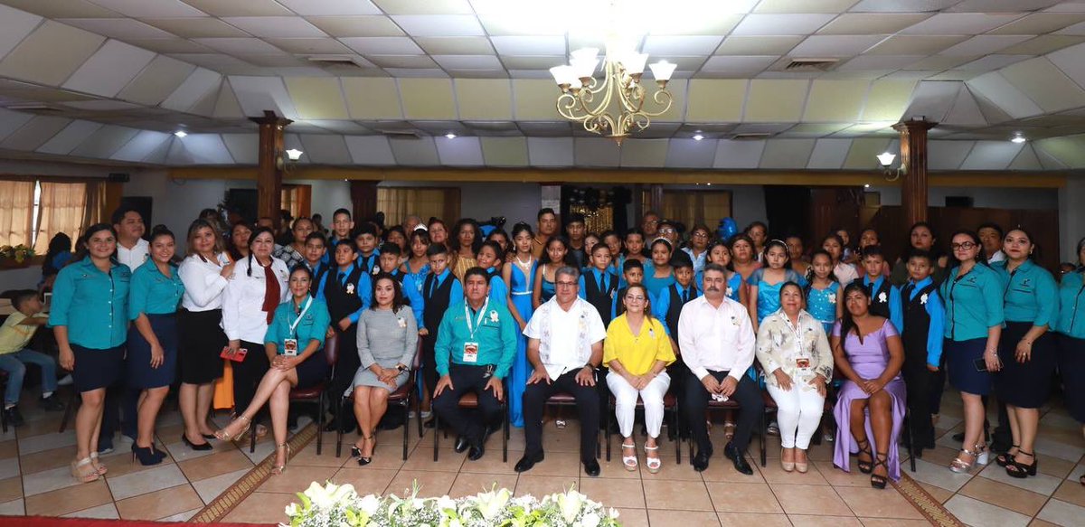 RossyLuque4T's tweet photo. Agradezco la invitación a la Graduación de la Esc. Primaria José Sánchez Saldaña, en donde mi esposo @armando_4t fue padrino de generación, sigan aprendiendo y creciendo como personas sin dejar de creer en ustedes mismos. ¡Muchas felicidades graduados! 🎓✨ https://t.co/FV0dG52ahz