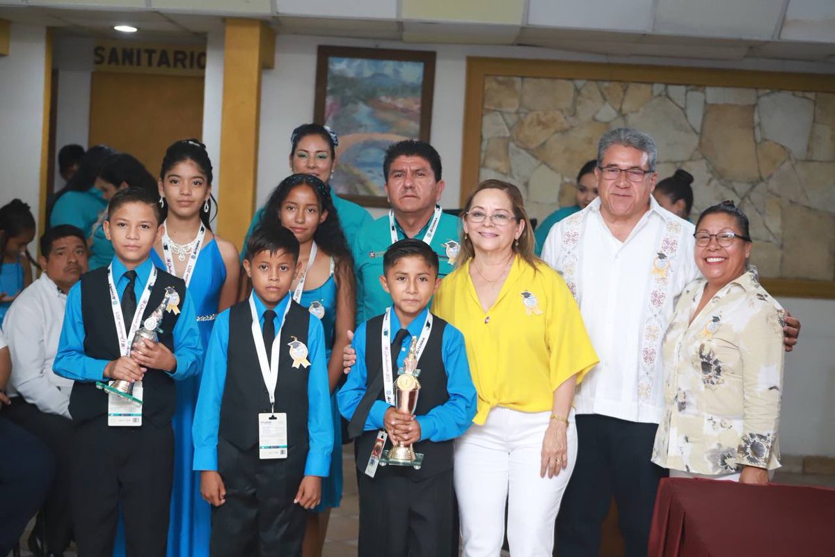 RossyLuque4T's tweet photo. Agradezco la invitación a la Graduación de la Esc. Primaria José Sánchez Saldaña, en donde mi esposo @armando_4t fue padrino de generación, sigan aprendiendo y creciendo como personas sin dejar de creer en ustedes mismos. ¡Muchas felicidades graduados! 🎓✨ https://t.co/FV0dG52ahz