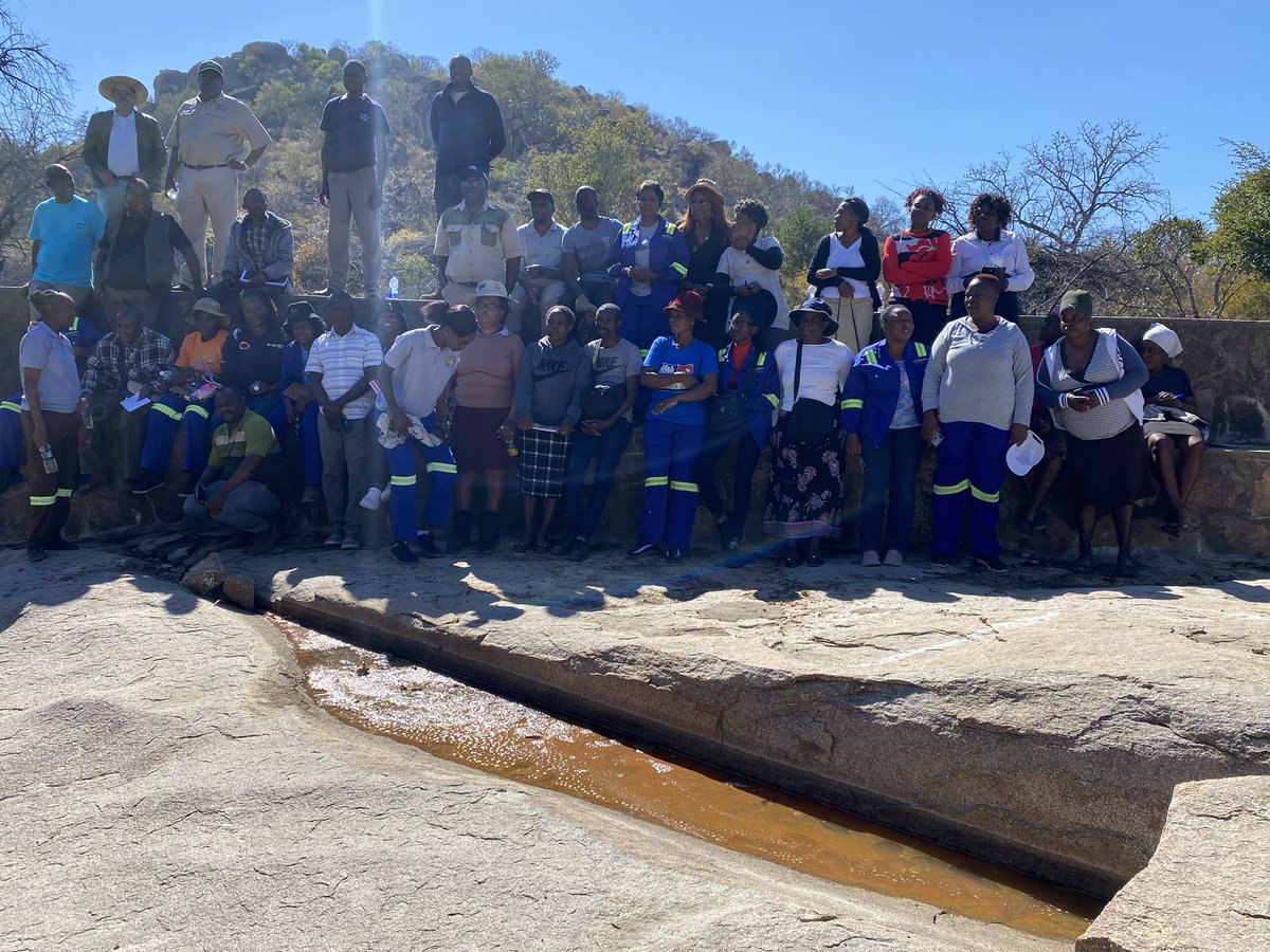MaminiminiObert's tweet photo. 3. Today the trainee facilitators visited the budding 23 member Linyumbi Agro-Pastoral Field School, ward 13 Gwanda where #APFS members are demarcating 4 paddocks from a 20 ha rangeland. https://t.co/W4PLnn5Uzx