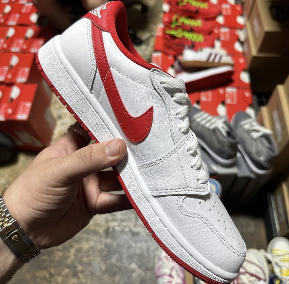 masterchefian's tweet photo. FIRST LOOK IN HAND Jordan 1 Low University Red #nike #jordan #universityred #sneakers https://t.co/x2lVui8iut