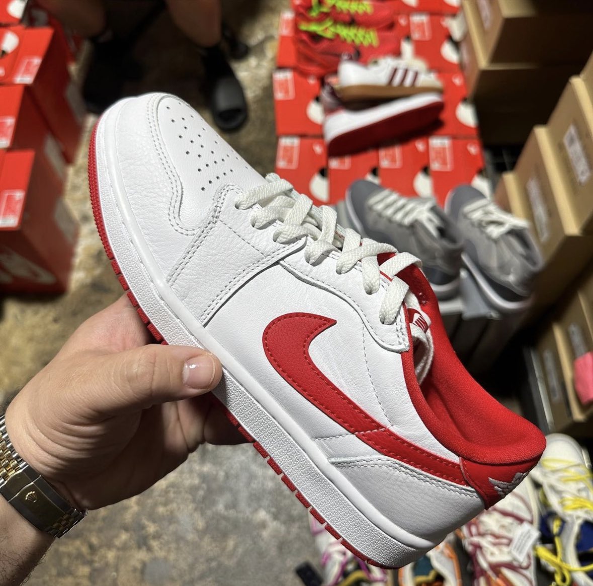 masterchefian's tweet photo. FIRST LOOK IN HAND Jordan 1 Low University Red #nike #jordan #universityred #sneakers https://t.co/x2lVui8iut