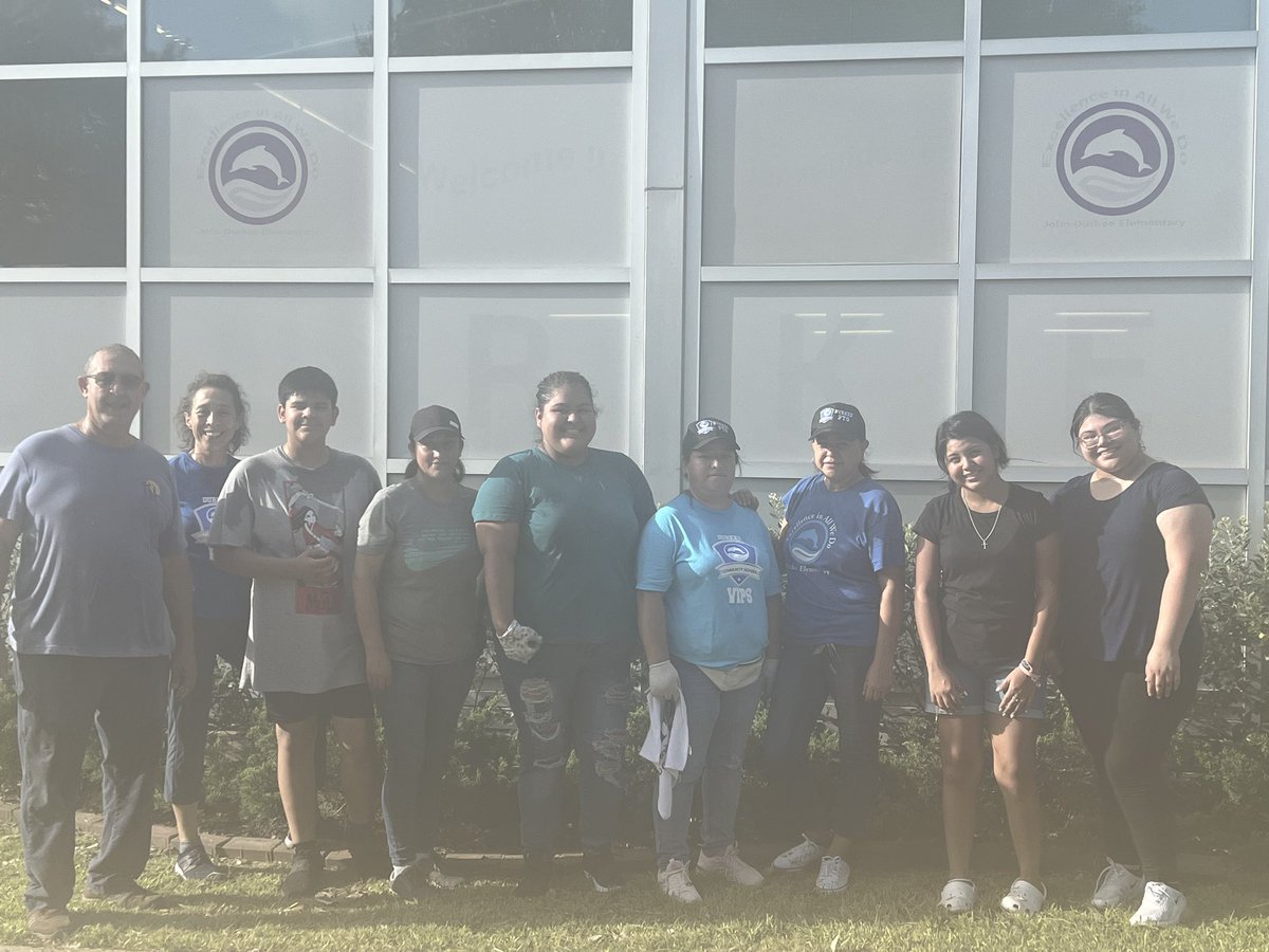 Alicia Puente (@aliciapuente713) on Twitter photo A big thank you/ gracias to my parents and volunteers for showing up this morning to beautify our front entrance to welcome our students. 🐬<a href="/TeamDurkeeES/">Durkee Elementary</a> <a href="/DurkeeElemPTO/">DurkeePTO</a> <a href="/garzacristi3/">Julieta Garza</a> A big thank you/ gracias to my parents and volunteers for showing up this morning to beautify our front entrance to welcome our students. 🐬<a href="/TeamDurkeeES/">Durkee Elementary</a> <a href="/DurkeeElemPTO/">DurkeePTO</a> <a href="/garzacristi3/">Julieta Garza</a>