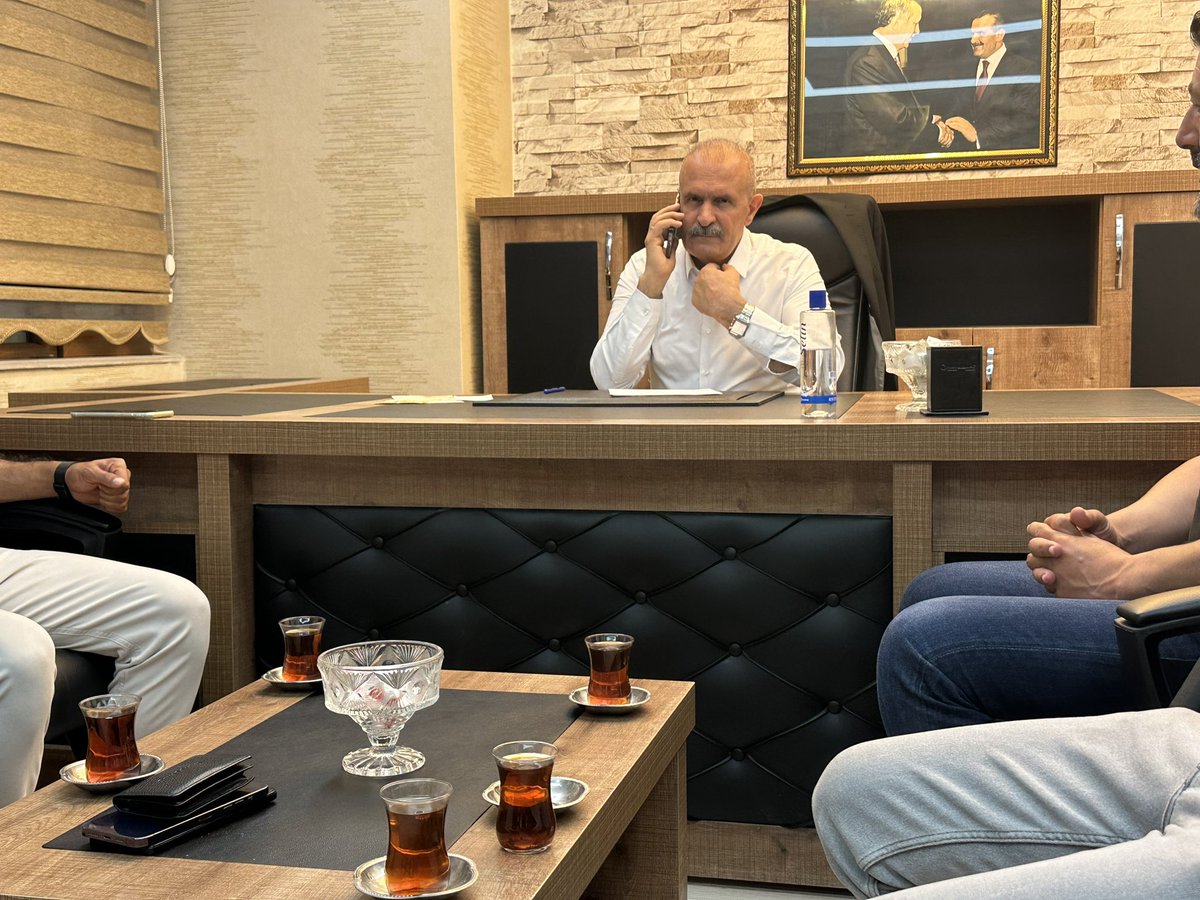 Yaşadığımız bir problemden kaynaklı Müteahhit arkadaşla <a href="/Burhan_Kayaturk/">Burhan Kayatürk</a> vekilimze derdimizi anlatma kararı aldık . Bizi tüm içtenliği ile karşıladı Derdimizede derman oldu sağolsun. Arkadaşlarım adına şahsına teşekkür ederim
Allah sizden razı olsun 🤲<a href="/cihankusann/">Cihan Kuşan</a> <a href="/barisyldz6565/">Barış Aslanbey</a>