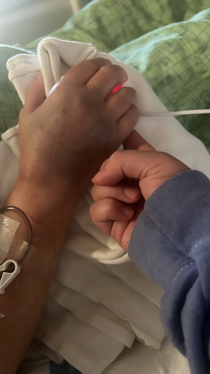 anayyaaaa's tweet photo. My heart is broken. I just want you to hold me you’ve been my biggest supporter in everything I’ve done so far. I  know you hear me crying on the side of the hospital bed and I’m trying to stay strong for you and you moomoo 🥺❤️ best mom, grandma ever❤️ https://t.co/FgT9qvAdLT