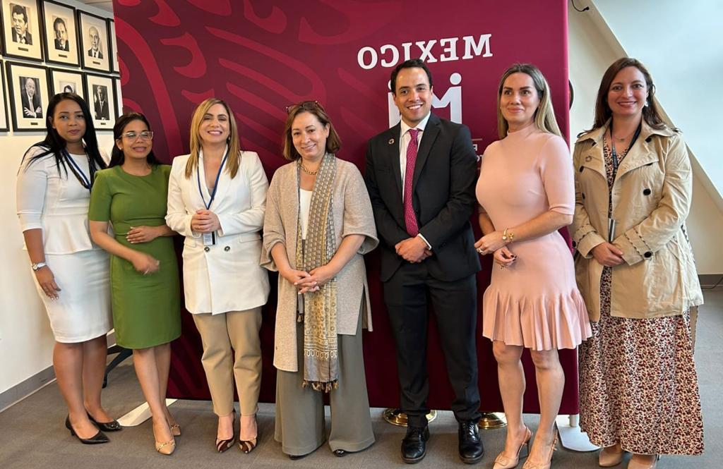 ABuenrostroMass's tweet photo. Durante el #FPAN, el Subsecretario de Comercio Exterior de 🇲🇽 se reunió con la Directora del Programa Supérate de 🇩🇴 para compartir:
🔹Aprendizajes, desafíos y reformas en programas de protección social.
🔹Buenas prácticas para un futuro sólido en nuestros países. https://t.co/PGVcb2pWqq