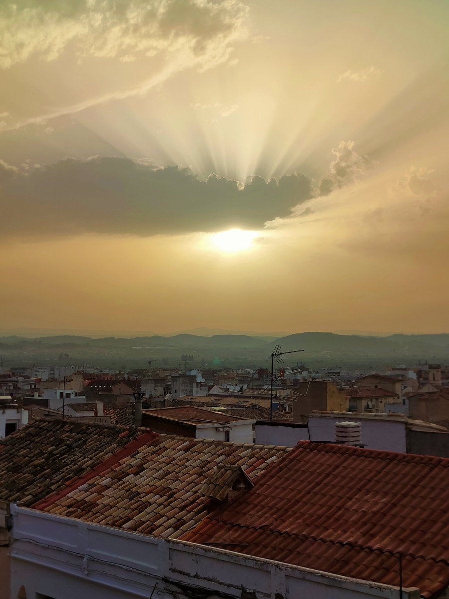 JLGLlagues's tweet photo. El cielo setabense #xàtiva #cielo #cielomanía #cielonublado #tormentadeverano #picoftheday #lacostera #sunporn #sunset_pics #sunpics #sunphotography #sunset #sunsetlovers #cityshots #citylandscape #cityscape #cityphotography #mobilephotography #oppofindx2pro https://t.co/zC4v5lLpa0