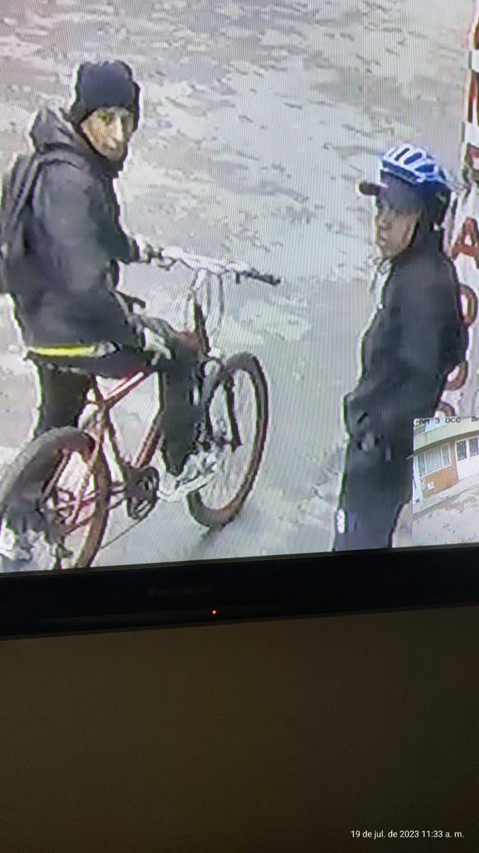 NicoRomero_17_'s tweet photo. LOS LADRONES ESTÁN ABRIENDO LAS PUERTAS CON TARJETAS EN ENGATIVÁ PUEBLO. 

Esta situación se presentó en Villa Claver, ayer a las 6 de la mañana. Estén muy atentos y pongan seguro a sus puertas. 🚨🚨🚨🚨 https://t.co/6CNpKCeIO3