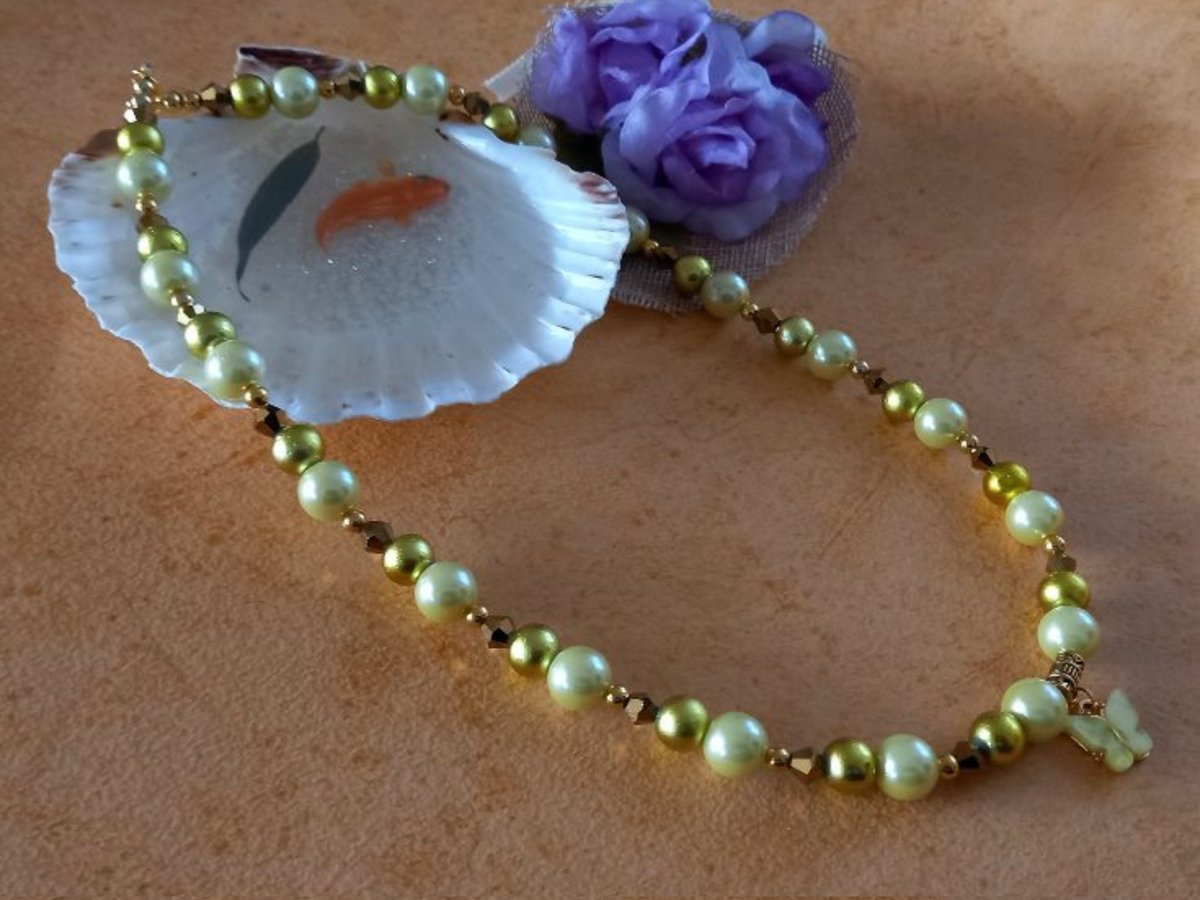 Just sold this beautiful lemon and gold toned beaded butterfly necklace. Isn't it lovely!

#HandmadeInUK #ShopIndie #craftbizparty #ukmakers #RTUKSeller #htlmphour #HandmadeHour #makershour