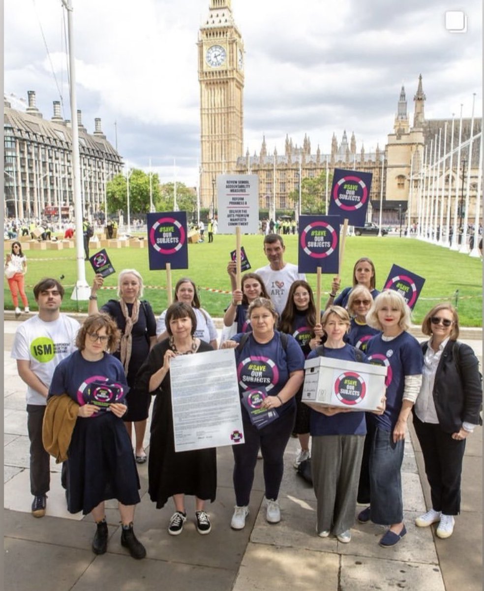 Great to join with some of our @ISM_music and @ukEdge campaign partners this afternoon to hand in the #SaveOurSubjects letter (signed by over 1000 supporters) to the DfE. Find out more here: saveoursubjects.org/news-and-updat…