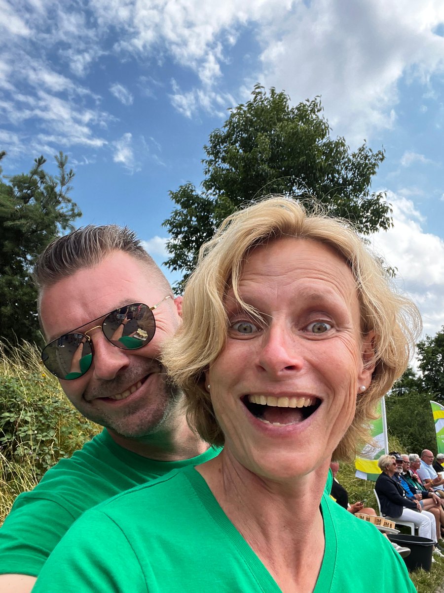 Roze woensdag bij de geel/groene Mogelijkmakers. Bedankt leveranciers, collega's én natuurlijk de duizenden lopers ie vandaag met een lach op hun gezicht aan Technische Unie in Nijmegen voorbijtrokken. 📷 Marco Veening #tu