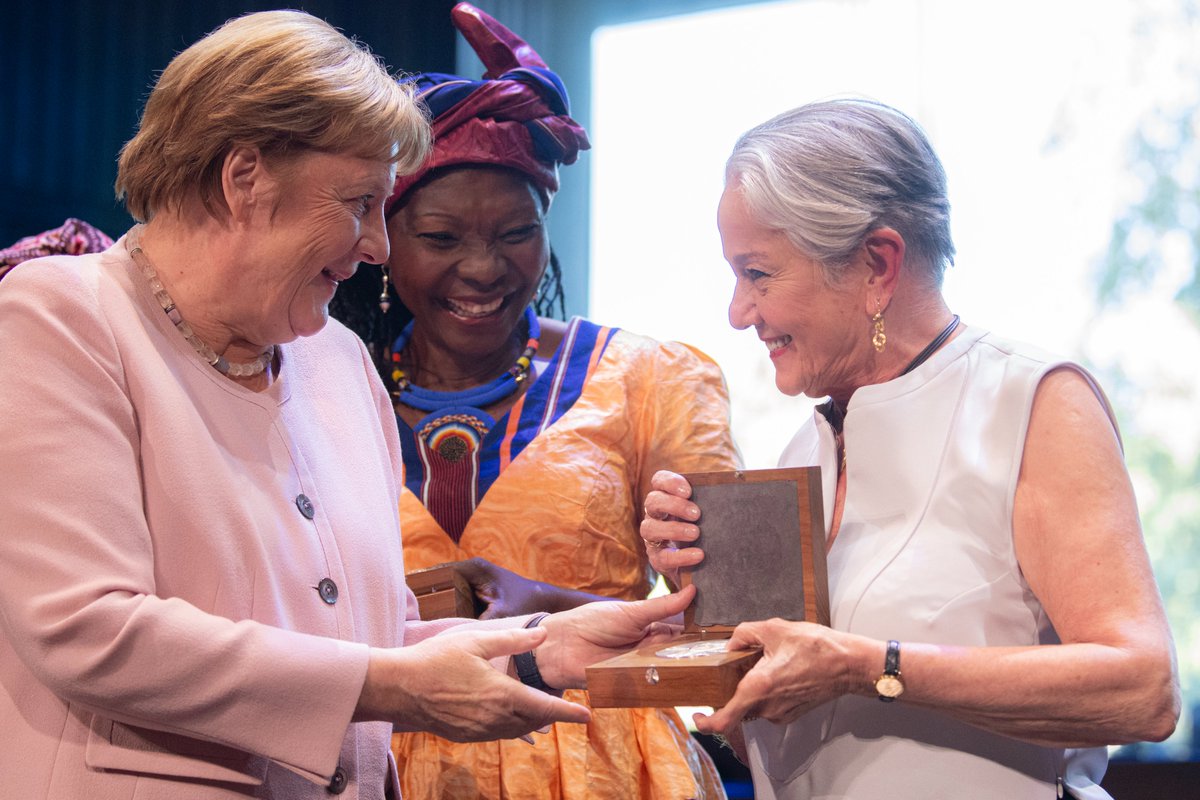 Lélia Wanick Salgado, Cécile Bibiane Ndjebet e Bandi “Apai Janggut” são os vencedores do Prémio Gulbenkian para a Humanidade, pela sua extraordinária liderança na recuperação e proteção de ecossistemas e terras indígenas com e para as comunidades locais. gulbenkian.pt/noticias/vence…