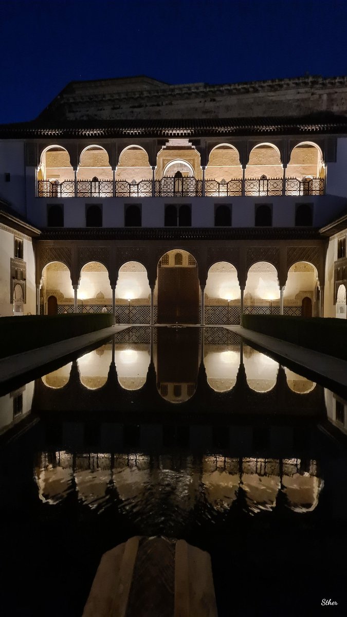 EstherHerCar's tweet photo. Toca soñar...
#PatiodelosArrayanes 
#Alhambra #Granada 
@GranadaCTours https://t.co/pU7gFuOwbS