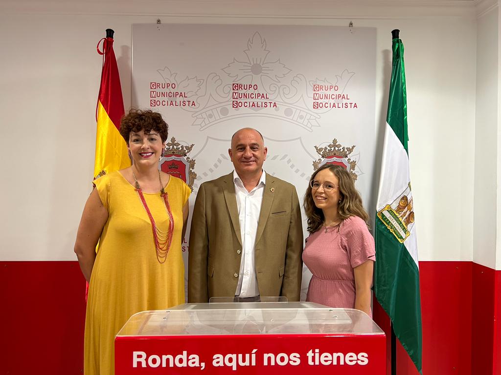 PSOE Ronda (@psoeronda) on Twitter photo 🔻 Hoy el portavoz del Grupo Municipal Socialista <a href="/FranciscoJCanes/">Francisco Cañestro</a> y la concejala <a href="/NereaMJ2000/">Nerea Marín 🌙</a>, han presentado ante los medios la moción que pretende que el equipo de gobierno invierta en la Escuela de Enfermería para el mantenimiento y mejora de esta infraestructura. 🔻 Hoy el portavoz del Grupo Municipal Socialista <a href="/FranciscoJCanes/">Francisco Cañestro</a> y la concejala <a href="/NereaMJ2000/">Nerea Marín 🌙</a>, han presentado ante los medios la moción que pretende que el equipo de gobierno invierta en la Escuela de Enfermería para el mantenimiento y mejora de esta infraestructura.