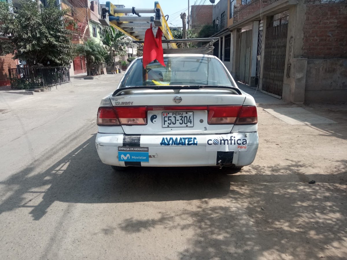 lumac12's tweet photo. #Comfica servis de @MovistarPeru atropelló al querido Oso quien salió a la puerta de la casa para orinar. El chofer niega velocidad, pero tan fuerte ha sido el golpe que Oso convulsionó y cruzó el arcoiris. #DogLover #Perú https://t.co/d65MDaaRlY
