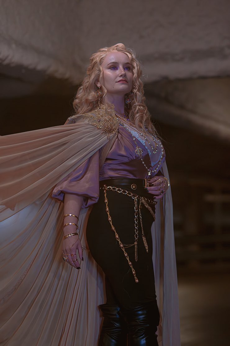 The Golden Twin ✨👑💎

Aaaaaaa got some photos back from SakuraCon earlier this year and they’re gorgeous!! Are y’all sick of me yet? Too bad 😊

📸: @/heykrashly (don’t want to spam you 😘) 

#TheLockedTomb #tlt #coronabethtridentarius #GideonTheNinth