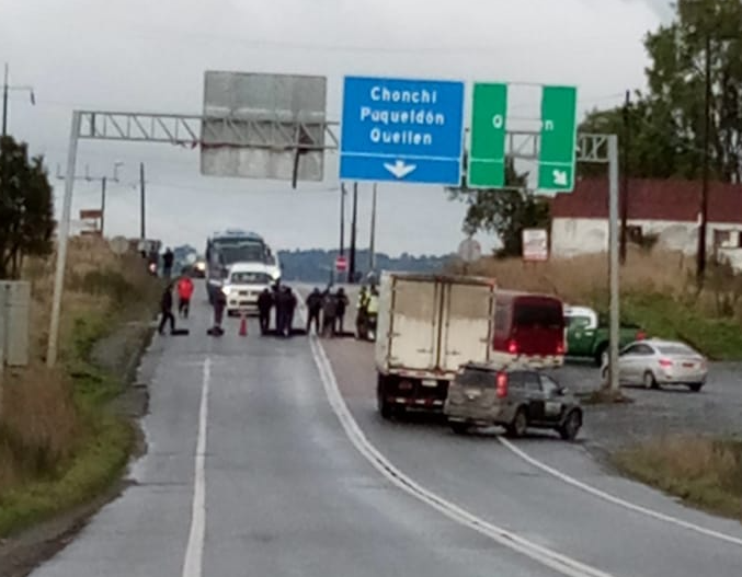 TTILosLagos's tweet photo. 🔴⚠️ ATENCIÓN #Chiloé: permanecen cortes de #Ruta5 por personas, a altura de rotonda Huitauque #Chonchi (con paso intermitente cada media hora) e ingresos a #Quellón. Máxima precaución conductores, excepciones por motivos de emergencia y abastecimiento. https://t.co/IS8hPLKJOz