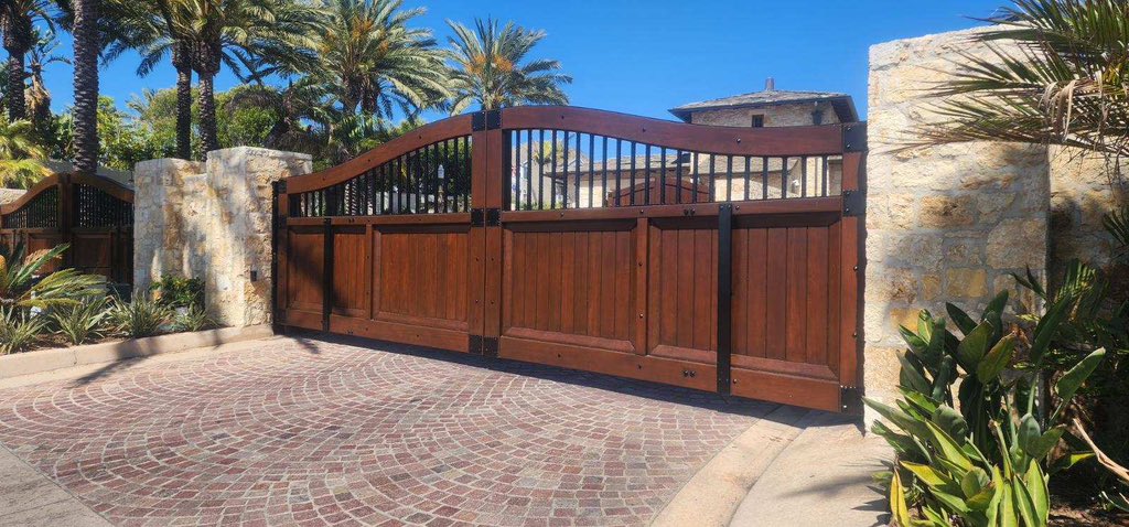 pilotpainting's tweet photo. Consider us the “gate keepers” of high-quality workmanship! #PilotPainting #completedproject #gatepaint https://t.co/4AzNzmvy0h