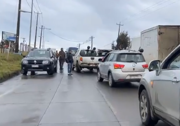 TTILosLagos's tweet photo. 🔴⚠️ ATENCIÓN #Chiloé: permanecen cortes de #Ruta5 por personas, a altura de rotonda Huitauque #Chonchi (con paso intermitente cada media hora) e ingresos a #Quellón. Máxima precaución conductores, excepciones por motivos de emergencia y abastecimiento. https://t.co/IS8hPLKJOz
