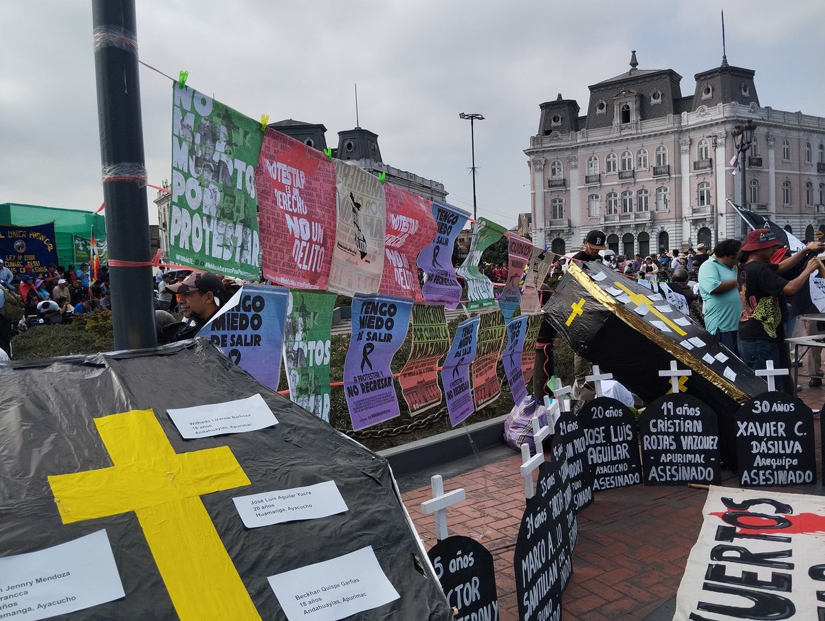MARCOSPINOZASAL's tweet image. #tomadeLimalaChispa Diversas delegaciones vienen sumándose a esta marcha que dentro poco desfilarán por las principales de la calle.
